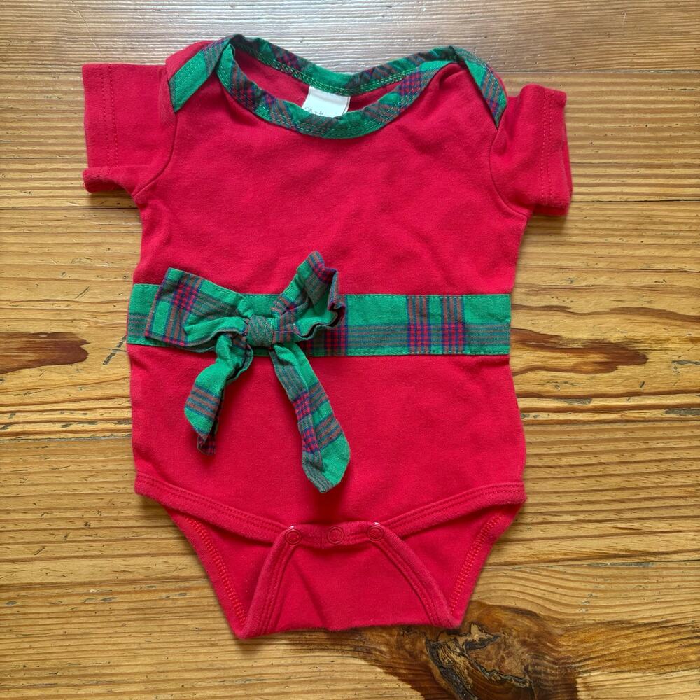 Ella‎ Jackson holiday Christmas red plaid short sleeve baby bodysuit SIZE 0-6M